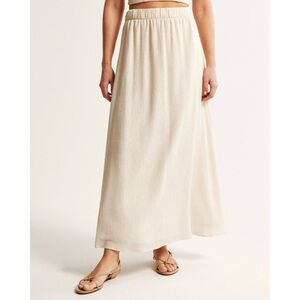 Abercrombie and Fitch Crinkle Flowy Maxi Skirt in Cream XS Petite